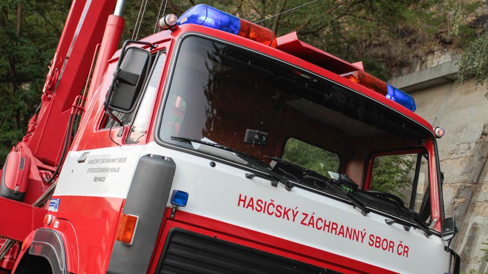Při požáru u Jilemnice zemřel člověk, v Havlíčkově Brodě se nadýchali čtyři lidé kouře